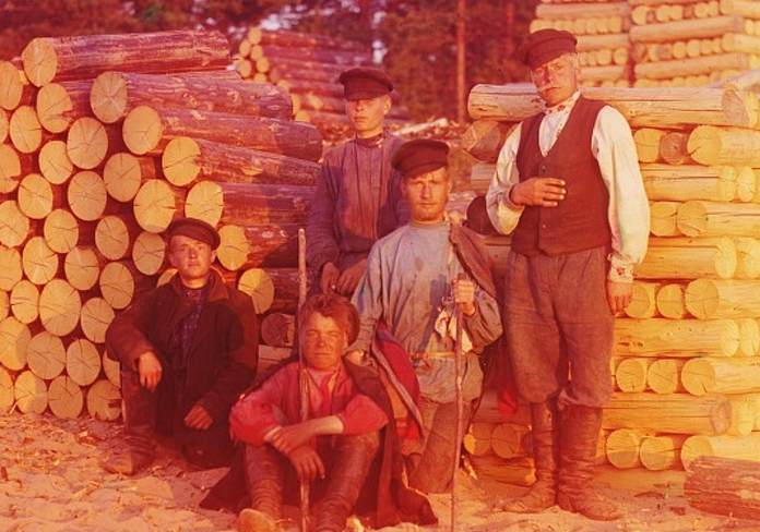 Những người này làm nghề đốn củi trên bờ sông Svir.