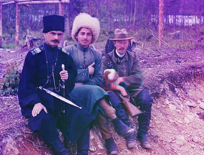 Nhiếp ảnh gia Prokudin-Gorsky (phải) ngồi cùng hai người đàn ông ở Murman.