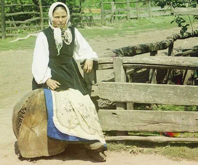 Người phụ nữ ngồi nghỉ tại vùng đất nay thuộc Ukraine.