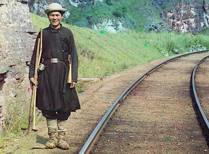 Một công nhân đường sắt mỉm cười trước ống kính.