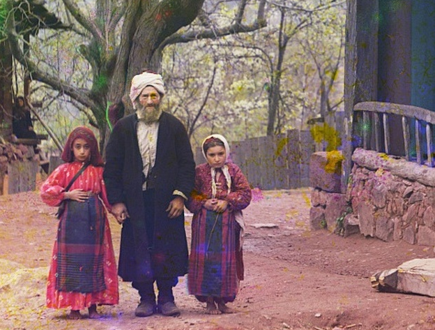 Một thầy giáo và hai học sinh gần nhà thờ Artomelin ở Artvin.