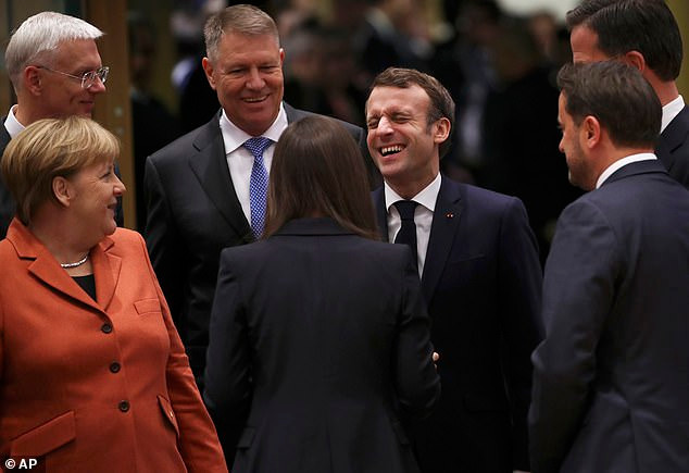 Hai nhà lãnh đạo Pháp-Phần Lan đã trò chuyện vui vẻ và chụp ảnh cùng nhau. Ảnh: AP.