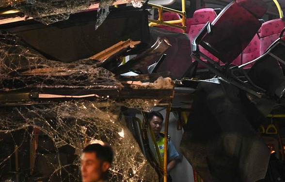 Cảnh sát kiểm tra bên trong chiếc xe buýt vừa gặp nạn.