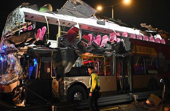 Trong một thông báo, cảnh sát Hong Kong cho biết cuộc điều tra nguyên nhân vụ tai nạn đang được tiến hành. Tuyến đường tạm thời bị phong tỏa khi vụ tai nạn xảy ra.