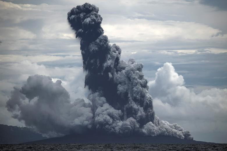 Núi lửa Anak Krakatau phun trào khói bụi ở Lampun, Indonesia, ngày 1/1/2019. Mời độc giả xem thêm video: Các bộ tộc Amazon học kỹ năng chống cháy rừng (Nguồn video: VTC14)