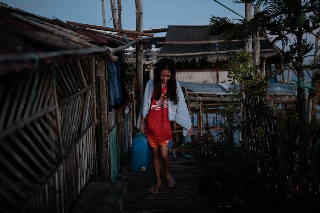 Danica trở về nhà mang theo can nước cô bé bơm được từ giếng để sử dụng hàng ngày. Danica không thấy tương lai từ cuộc sống trên sóng nước. "Một ngày nào đó cháu cũng muốn rời đi và trải nghiệm sống ở đất liền như thế nào", cô bé nói.