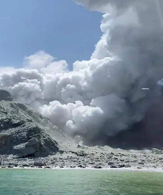 Các du khách nước ngoài có mặt trên đảo đến từ Australia, Anh, Mỹ, Malaysia và Trung Quốc. 8 người Australia vẫn mất tích và 3 người được cho là đã thiệt mạng.