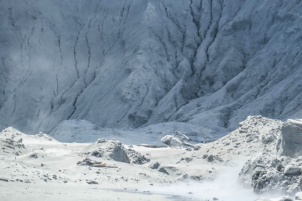 Theo Al Jazeera, khoảng 70% ngọn núi lửa này nằm dưới biển và ít nhất 10.000 người tới đảo White du lịch mỗi năm.