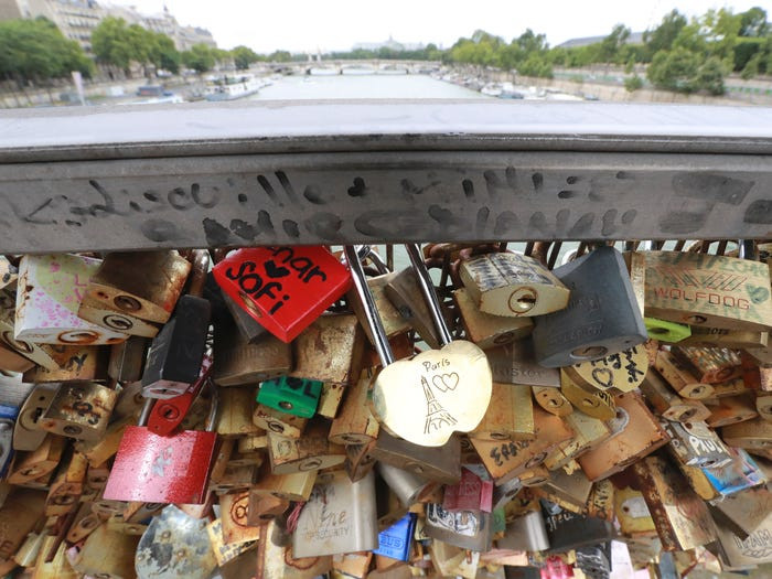 Cây cầu khóa tình yêu từng là một địa điểm du lịch hút khách ở Paris, Pháp. Tuy nhiên, năm 2015, giới chức trách đã cho gỡ bỏ gần 1 triệu chiếc khóa khỏi cây cầu này sau khi nhiều phần của cầu bị đổ sập hồi năm 2014.