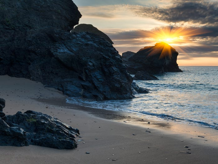 Bãi biển Vịnh Porthcothan ở Cornwall có thể vẫn mở cửa đón du khách nhưng họ sẽ không còn nhìn thấy một trong những mái vòm tự nhiên nổi tiếng ở bãi biển này, sau khi nó bị phá hủy do thủy triều dâng cao và những trận gió mạnh hồi năm 2014.