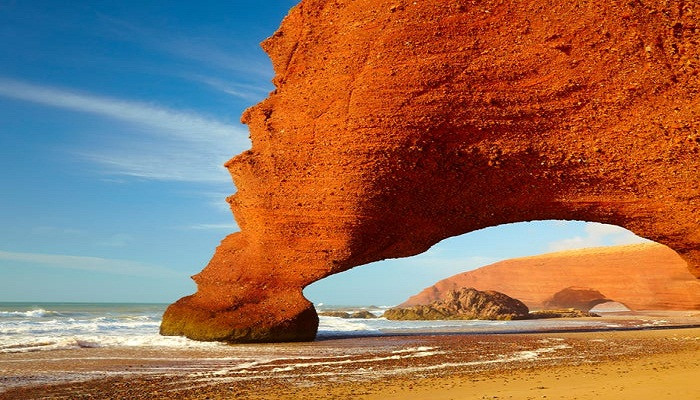 Một trong hai vòm đá tự nhiên ngoạn mục trên bãi biển Legzira ở Ma-rốc đã bị sụp đổ vào tháng 9/2016. Vòm đá này được hình thành sau nhiều năm bị xói mòn.