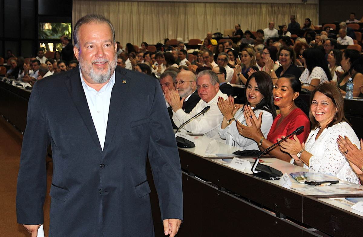 Ông có bằng kiến trúc sư và từng là đại tá trong quân đội trước khi chịu trách nhiệm đứng đầu ngành du lịch nước này. Ảnh: CND.