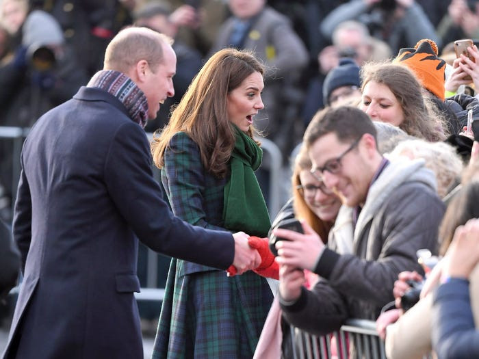 Trong khi đó, Hoàng tử William và vợ, Công nương Kate Middleton, gặp gỡ các fan Scotland ở Dundee.