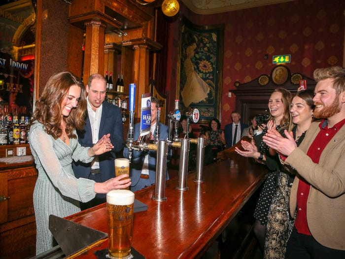 Cũng trong tháng 2 năm ngoái, vợ chồng Hoàng tử William đã đến thăm địa điểm âm nhạc Empire Music Hall nổi tiếng ở Belfast, Bắc Ireland, và thưởng thức bia ở đây.