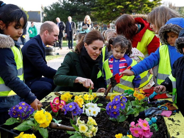 Vợ chồng Hoàng tử William cùng nhau làm vườn tại Công viên Revoe.