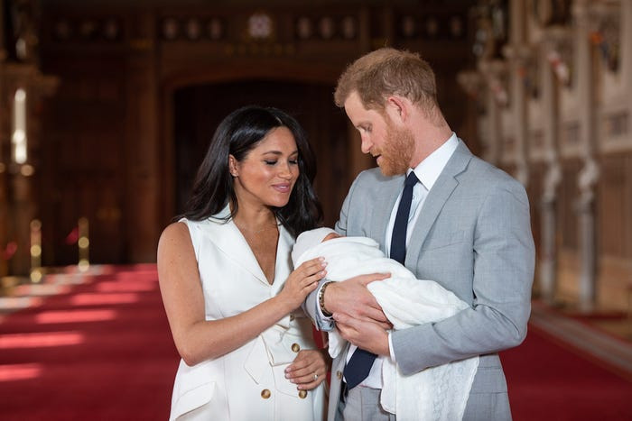 Hoàng tử Harry và Công nương Meghan Markle giới thiệu con trai của họ, bé Archie Harrison, tại Lâu đài Windsor vào tháng 5/2019.