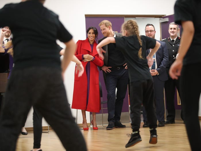 Hồi tháng 1/2019, Hoàng tử Harry và vợ, Công nương Meghan, rất phấn khích khi xem buổi biểu diễn của các fan trẻ tuổi tại Hive, Birkenhead.