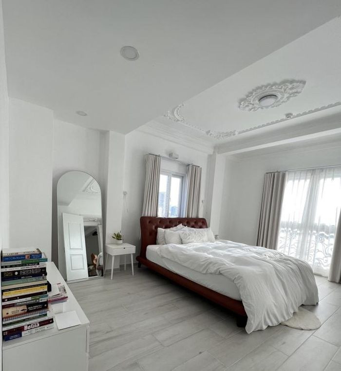 rừ phòng ngủ, các không gian trong nhà của người đẹp này được thông với nhau để tạo cảm giác thoáng đãng và thư thái.