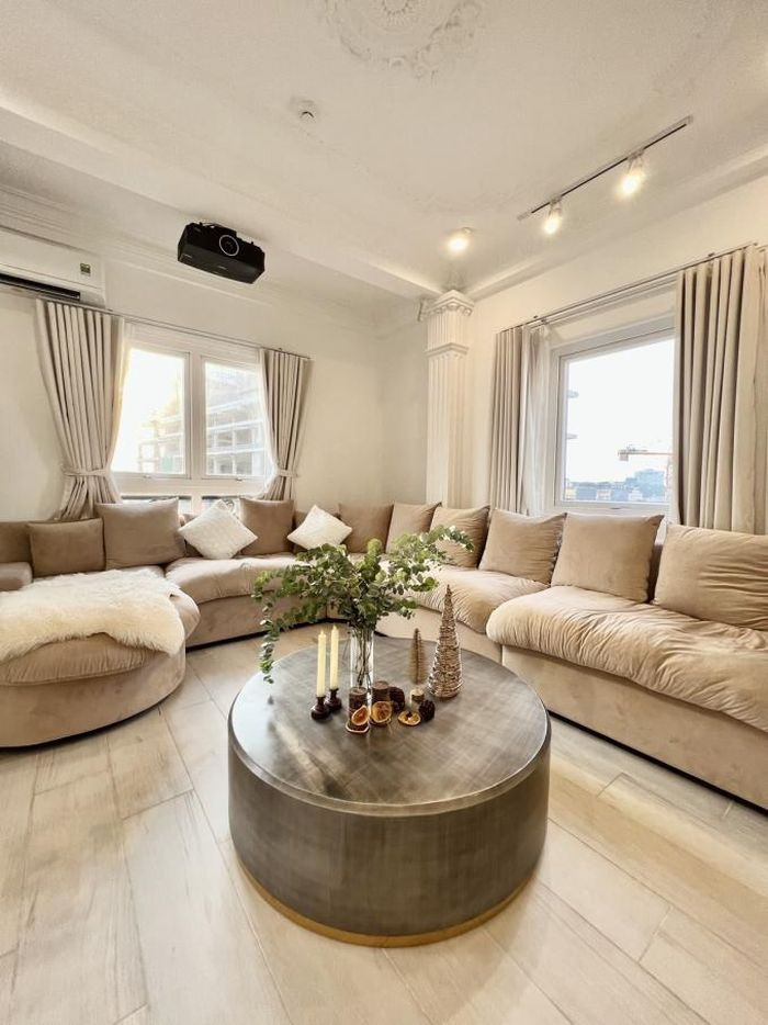 hi thoảng, người đẹp này còn tự tay trang hoàng nhà cửa và làm tiệc mời bạn bè đến thưởng thức.