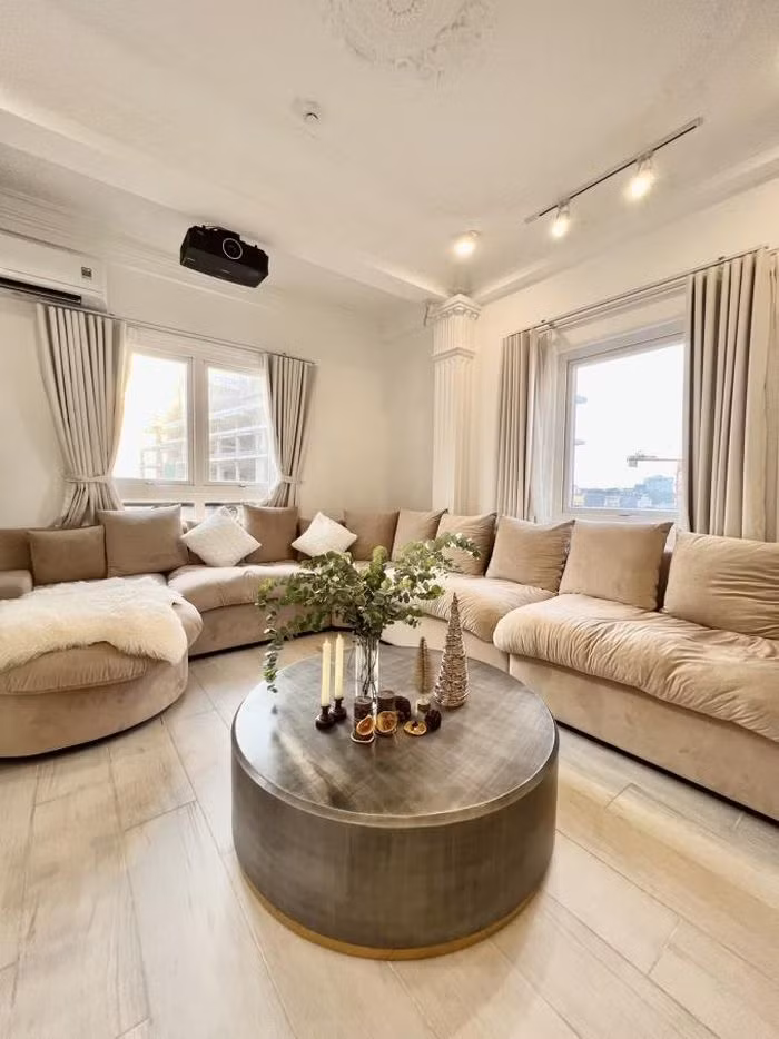 Thi thoảng, người đẹp này còn tự tay trang hoàng nhà cửa và làm tiệc mời bạn bè đến thưởng thức.