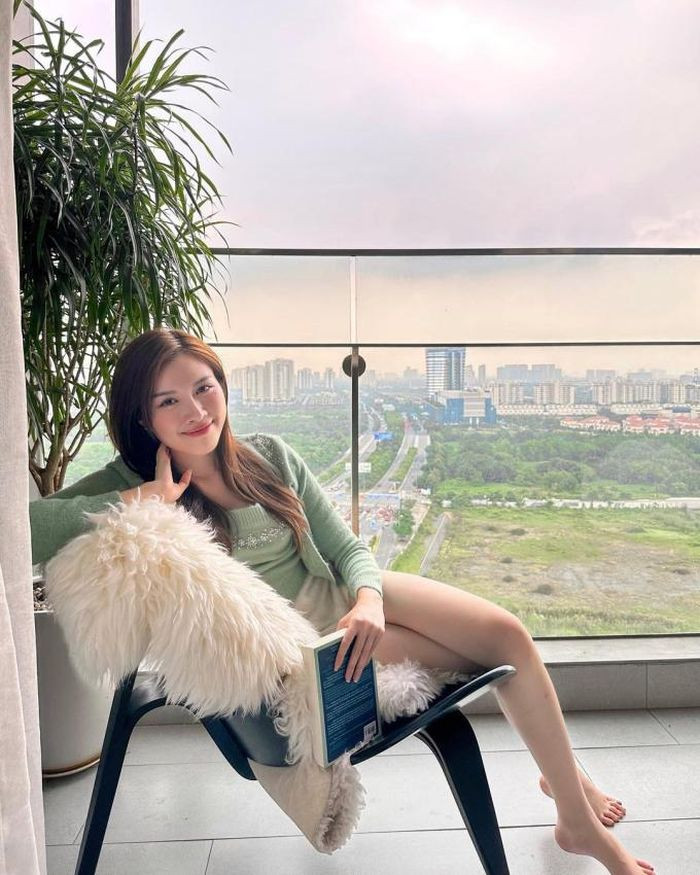 gôi nhà còn có chiếc ban công view thoáng rộng. Chia sẻ trên các trang mạng xã hội của mình, Thanh Thanh Huyền cho biết bản thân rất thích dọn dẹp, trang hoàng và decor nhà cửa. Sau những giờ làm việc mệt mỏi, được trở về căn hộ xinh xắn và thoải mái của mình là một trong những điều khiến cô nàng cảm thấy hạnh phúc nhất. Một trong những sở thích mà Thanh Thanh Huyền thường xuyên thực hiện để tô điểm cho căn nhà của mình chính là cắm hoa. Người đẹp 27 tuổi tự mua hoa tươi về nhà để trổ tài. Một số loại hoa yêu thích của cô phải kể đến như: hoa hồng, hoa huệ, hoa lan, cành hồng... Các bông hoa được Thanh Thanh Huyền cắt tỉa và sắp xếp vô cùng hài hòa, đẹp mắt. Mỗi góc trong nhà đều được trưng một bình hoa nhỏ xinh vừa thêm sinh động lại ngát hương thơm. Không những vậy, mỹ nhân này còn trồng thêm một số loại cây cảnh khác ở ban công của căn chung cư.