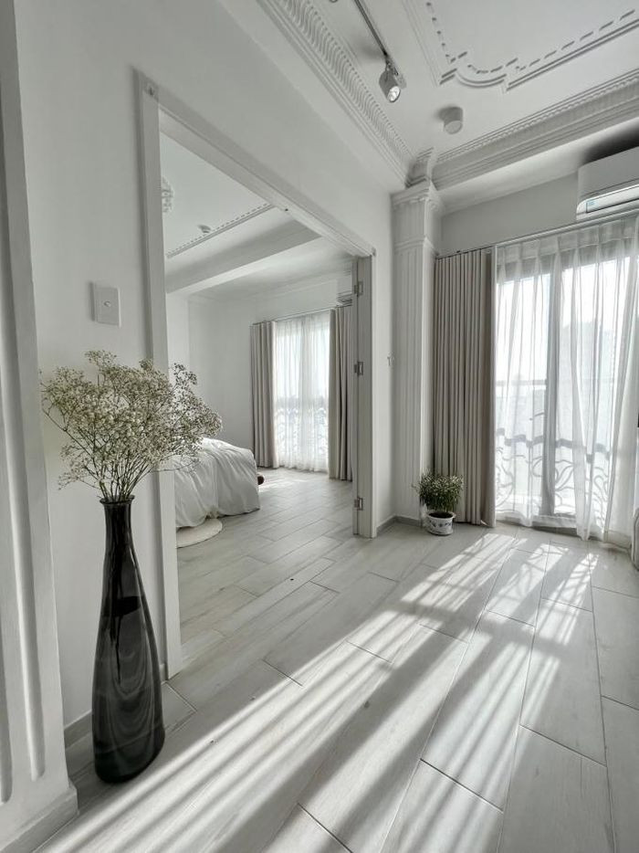 ăn hộ của Thanh Thanh Huyền được thiết kế theo phong cách hiện đại và tinh tế. Căn nhà được sơn tông màu trắng chủ đạo.