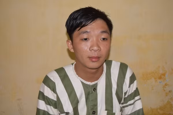 Dua ban gai 13 tuoi vao nha nghi, thanh nien 28 tuoi bi canh sat tam giu