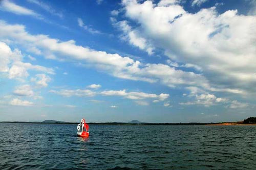 Lật thuyền chở 13 người trên hồ Trị An Lat thuyen cho 13 nguoi tren ho Tri An