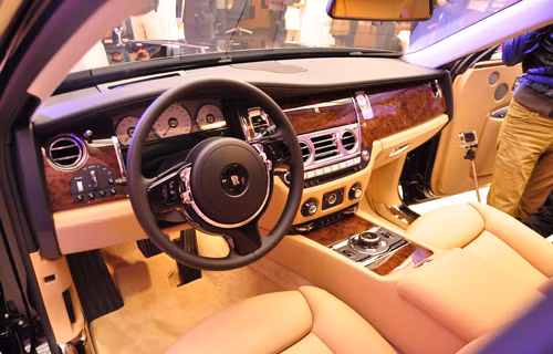 Bẳng táp-lô ốp gỗ bóng cao cấp, màn hình cảm ứng LCD kích thước lớn 19 inch, camera 360, hệ thống giải trí với dàn âm thanh 16 loa với CD/DVD, vệ tinh, rada vệ tinh.