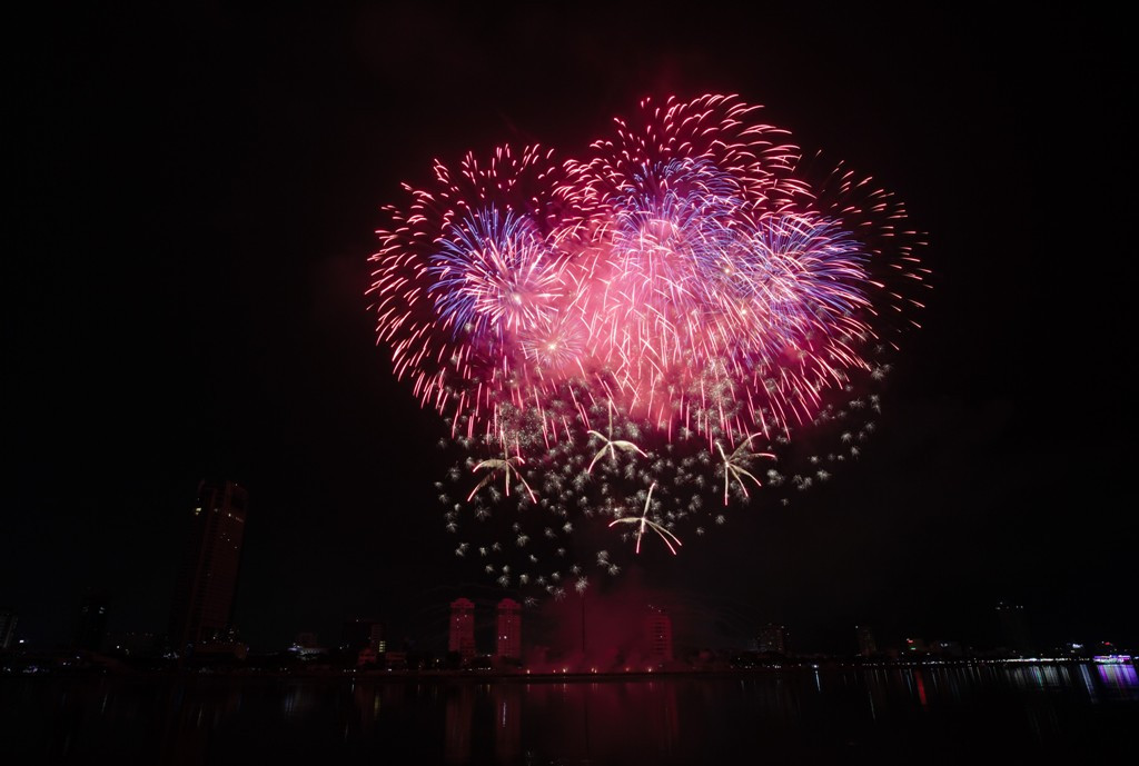 Trong khi đó, đội Ba Lan đưa khán giả vào thế giới thần tiên của những lời ca, vũ điệu và niềm vui bằng sức mạnh của pop và rock. 25 đoạn nhạc được cắt và phối hoàn hảo trong 20 phút cùng sự rực rỡ của những bông pháo cả tầm cao và tầm thấp đã khiến khán giả không ngừng lắc lư, tận hưởng màn trình diễn bằng mọi giác quan trong niềm thích thú và phấn khích.