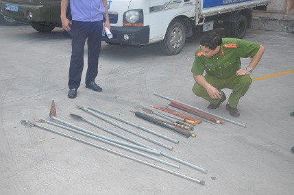 Tang vật hai nhóm đối tượng dùng để hỗn chiến bị lực lượng công an thu giữ. Ảnh: Công an tỉnh Hải Dương.