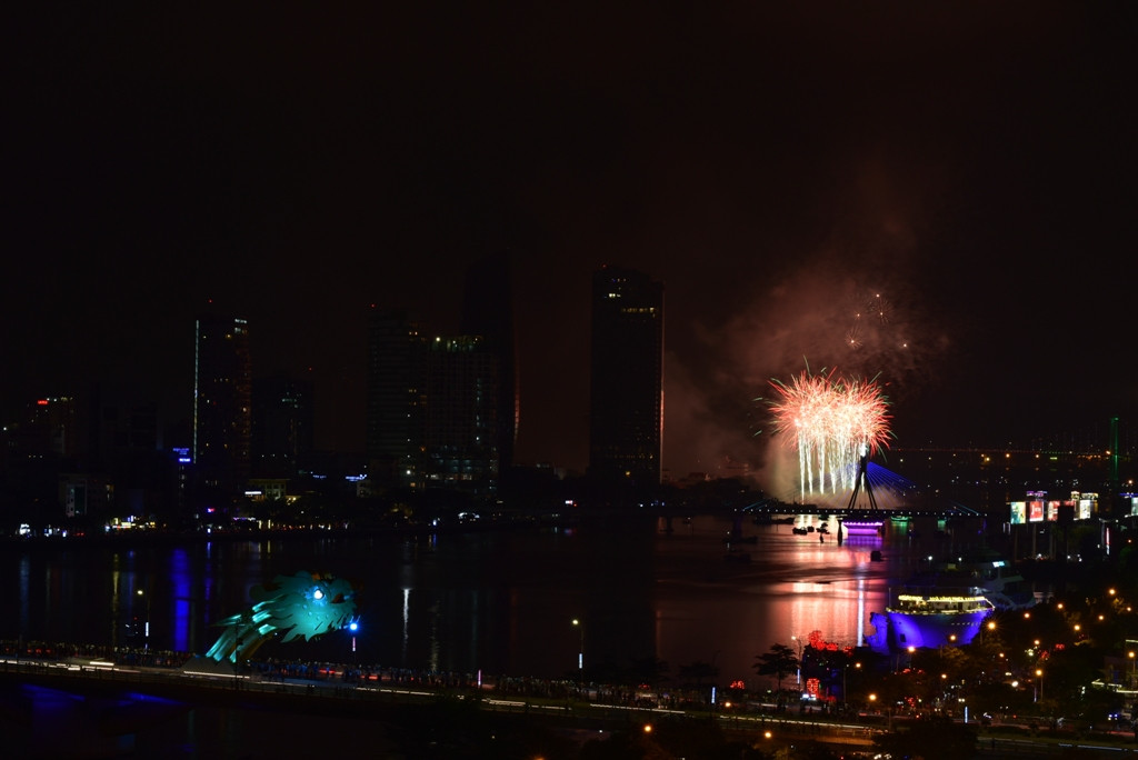 Khán giả như mời gọi tham gia vào một đại tiệc pháo hoa và âm nhạc, và không thể cưỡng lại được ham muốn nhún nhảy và hát theo những giai điệu vui vẻ đó.