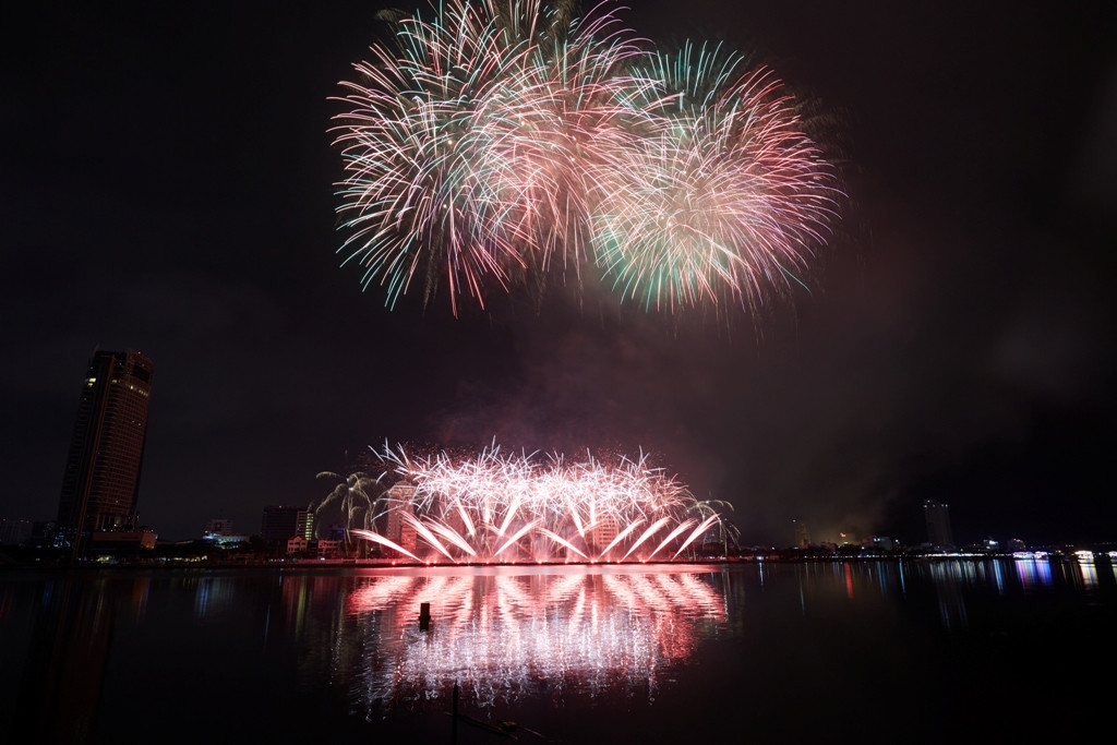 Những khoảnh khắc cao trào sẽ được đẩy lên bởi những màn pháo hoa cùng âm nhạc vút cao đưa tình yêu thăng hoa đến tận trời cao với những vì sao lấp lánh.