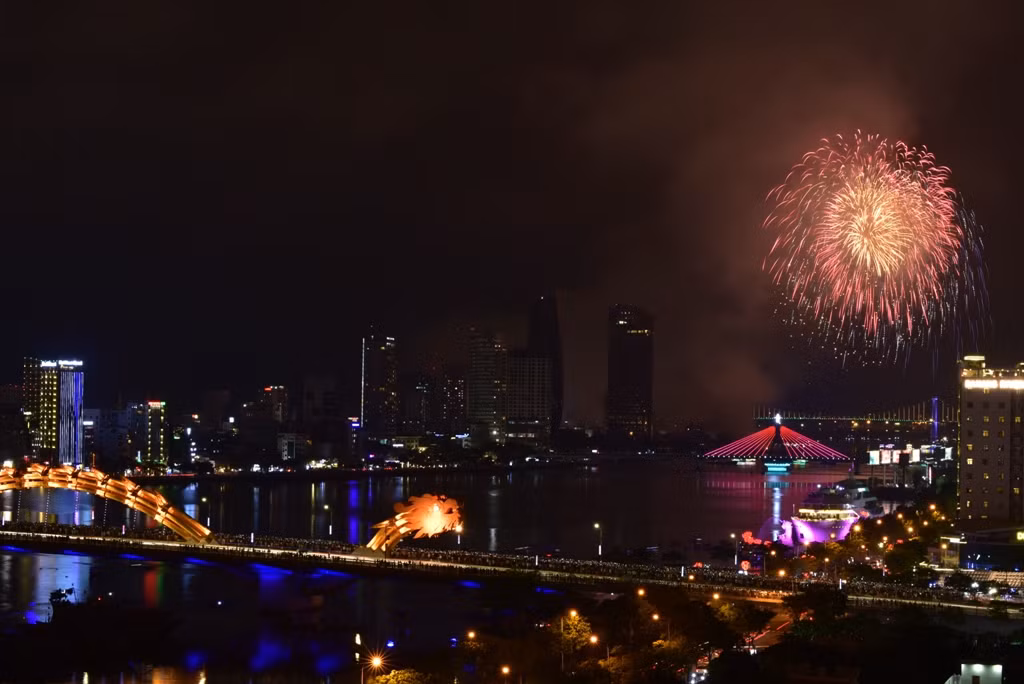 Trình diễn trong phần thi trong buổi tối khai mạc, đội pháo hoa Việt Nam đã có sự chuẩn bị công phu với nhiều đổi mới về công nghệ, kịch bản và hình thức thể hiện.