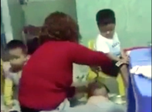 Hình ảnh một cô bảo mẫu cho trẻ ăn như mấy tiểu thương “nhồi bánh đúc vào gia cầm ngoài chợ” khi liên tục đổ thức ăn vào miệng.