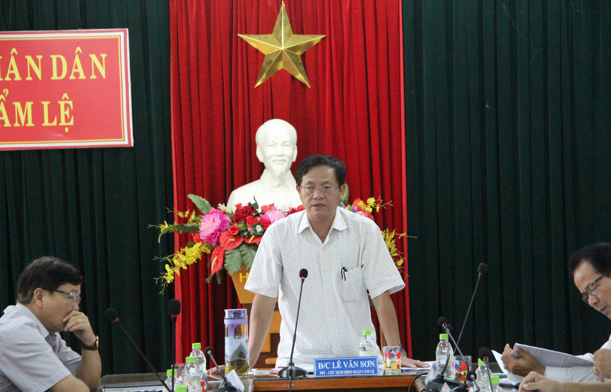 Phó Bí thư Quận ủy, Chủ tịch UBND quận Cẩm Lệ (Đà Nẵng) ông Lê Văn Sơn vừa bị kỷ luật cảnh cáo do có vi phạm nghiêm trọng. Ảnh: Cổng TTĐT quận Cẩm Lệ.
