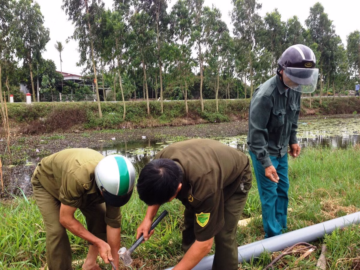 Cán bộ xã Hồng Thái đang thực hiện việc thu giữ ống nhựa.