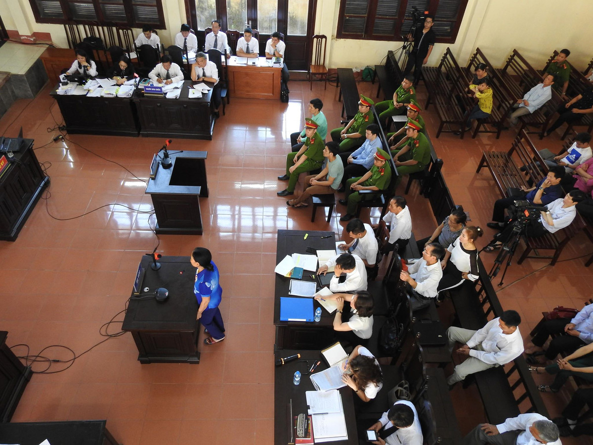 Phiên xét xử sáng 21/5.