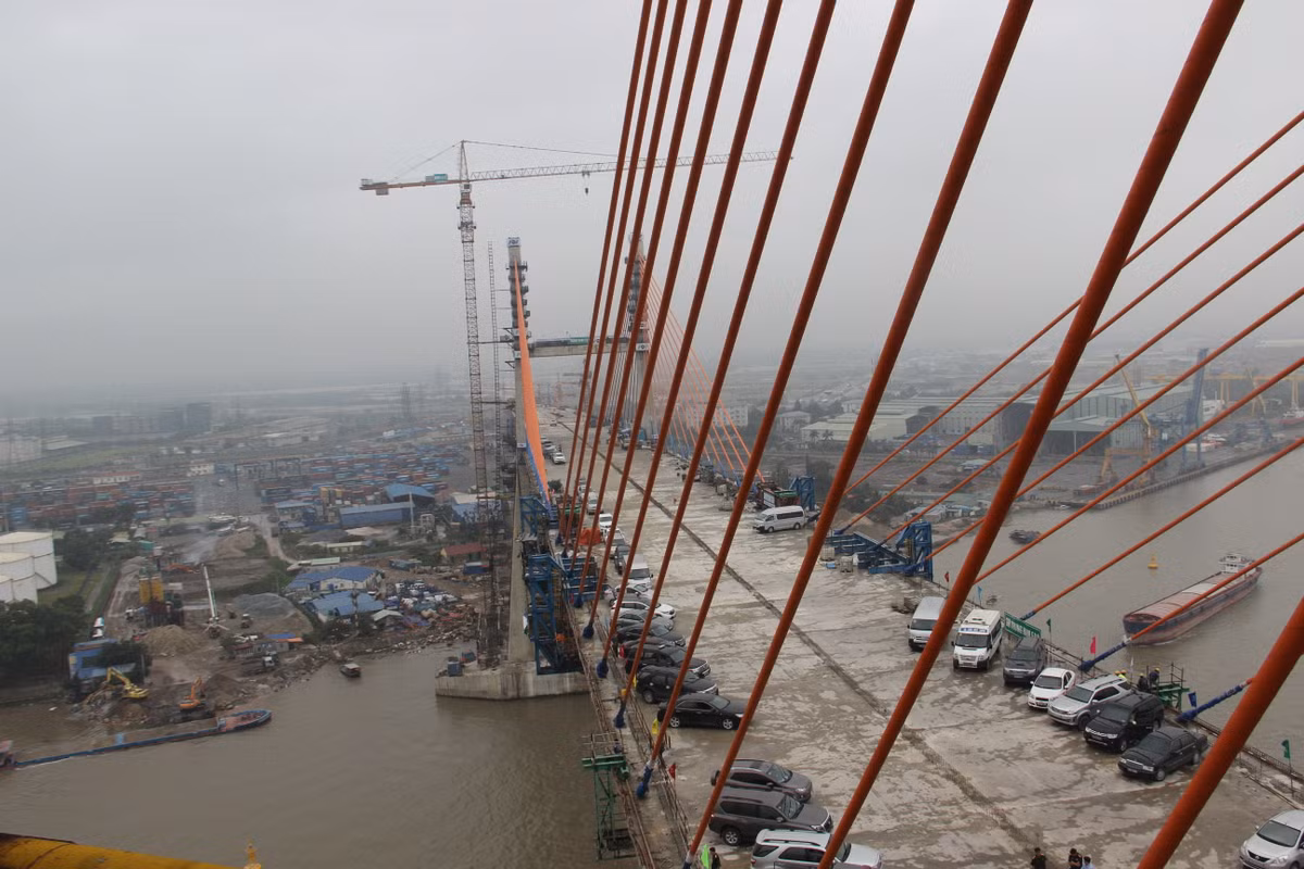 Đặc biệt, đây là cây cầu dây văng đầu tiên do người Việt Nam thiết kế, thi công với công nghệ tiên tiến, hiện đại nhất, thể hiện trình độ, trí tuệ của con người Việt Nam.