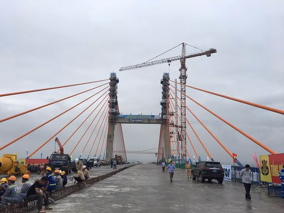 Đặc biệt, cầu dây văng Bạch Đằng được thiết kế chịu được động đất cấp VIII.