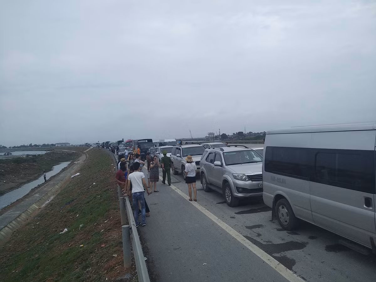 Quá tải phà Gót sang đảo Cát Bà dẫn đến tình trạng ùn tắc giao thông nghiêm trọng kéo dài trên tuyến đường Tân Vũ - Lạch Huyện.