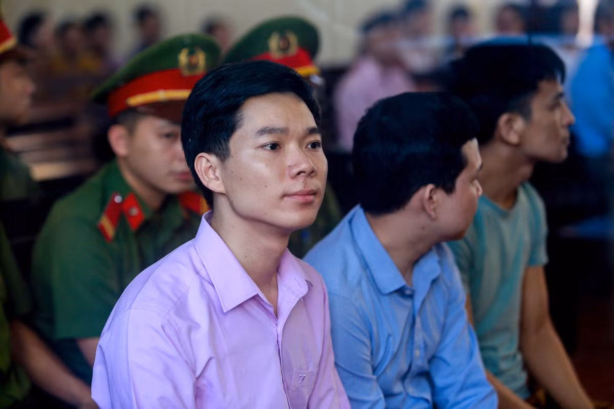 Bác sĩ Hoàng Công Lương tại tòa.