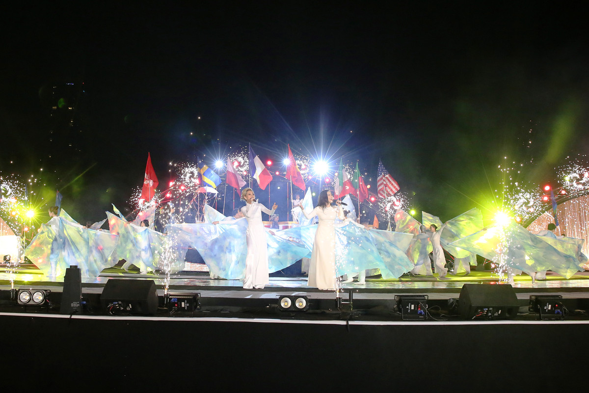 Những tiết mục nghệ thuật đặc sắc với sự tham gia của nhiều nghệ sĩ...