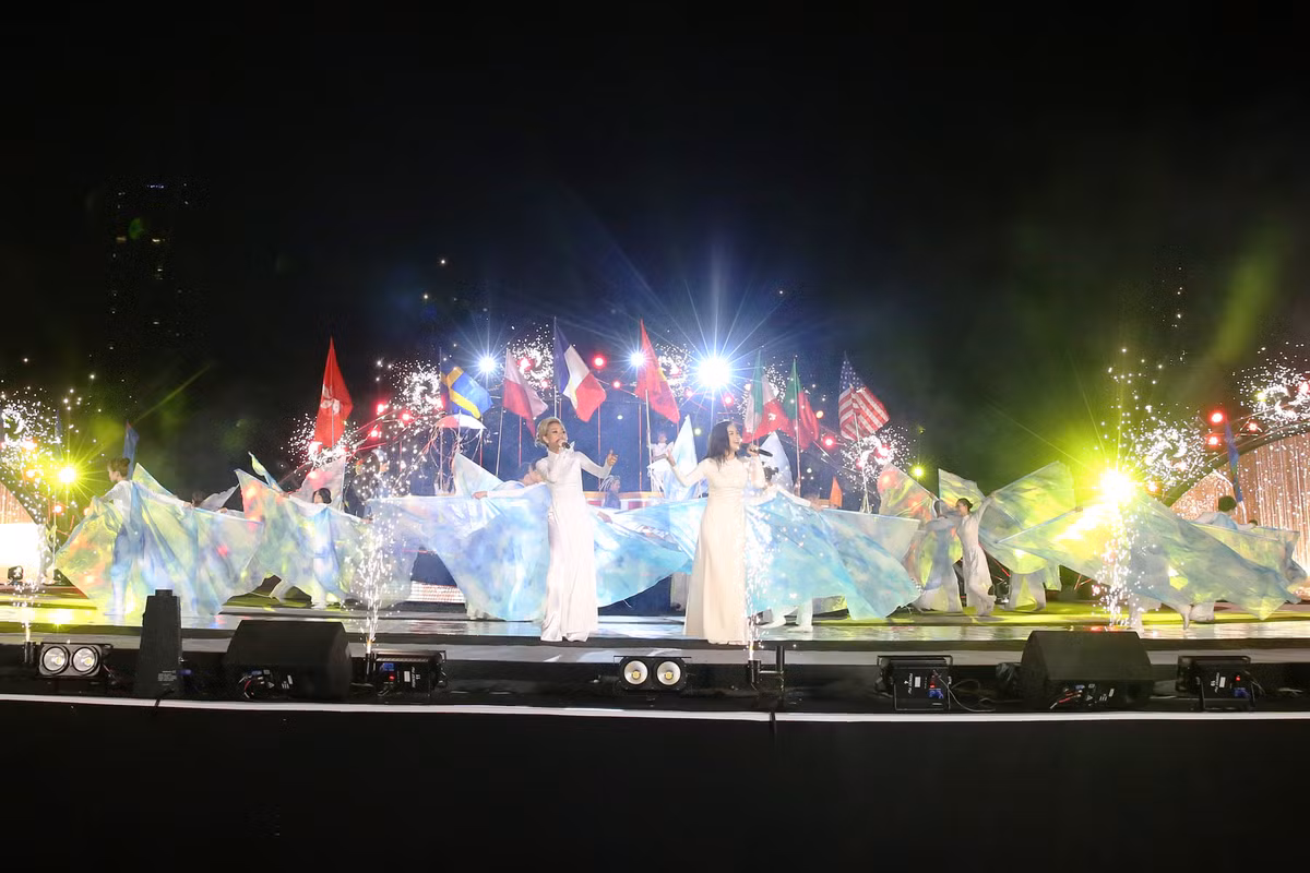 Những tiết mục nghệ thuật đặc sắc với sự tham gia của nhiều nghệ sĩ...