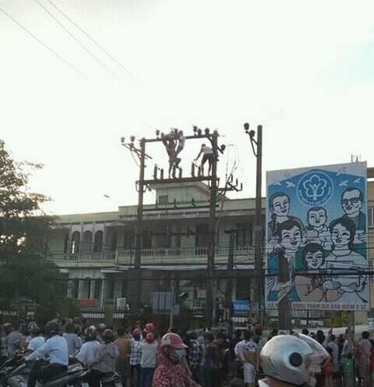 Cảnh lực lượng chức năng tiến hành giải cứu.