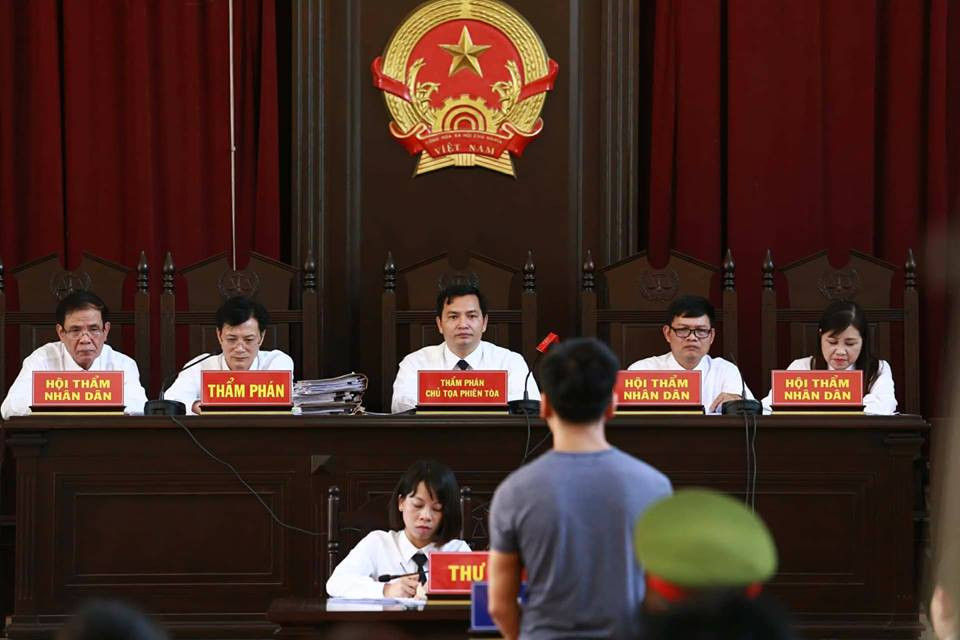 Vi sao bac si Hoang Cong Luong dung quyen im lang truoc toa?