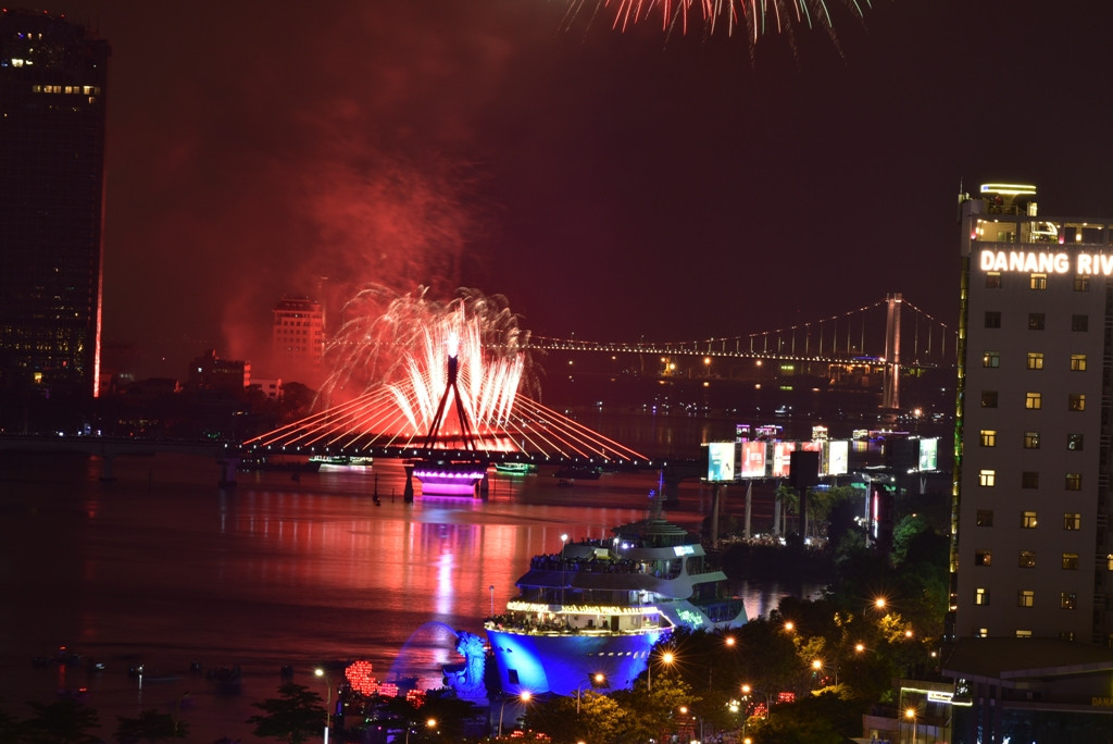 Bằng các hiệu ứng đặc biệt và sự tỉ mỉ trong lựa chọn âm nhạc, đi từ những khúc trữ tình tới các đoạn cao trào, màn trình diễn của đội Việt Nam với những bông pháo đủ hình khối, sắc màu và một cột pháo cao 60m đã khắc họa sống động nhiều cung bậc cảm xúc của tình yêu, vẽ nên bức tranh đất nước từ yên bình tới hòa nhập quốc tế mạnh mẽ và tương lai rạng rỡ.