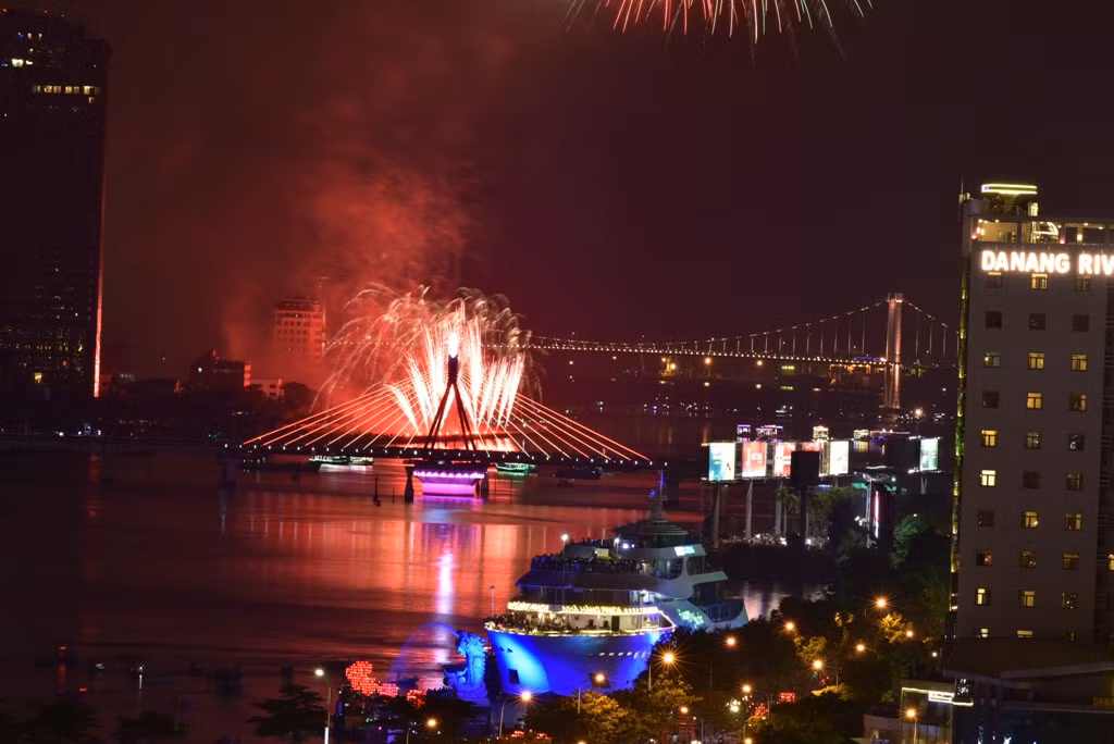 Bằng các hiệu ứng đặc biệt và sự tỉ mỉ trong lựa chọn âm nhạc, đi từ những khúc trữ tình tới các đoạn cao trào, màn trình diễn của đội Việt Nam với những bông pháo đủ hình khối, sắc màu và một cột pháo cao 60m đã khắc họa sống động nhiều cung bậc cảm xúc của tình yêu, vẽ nên bức tranh đất nước từ yên bình tới hòa nhập quốc tế mạnh mẽ và tương lai rạng rỡ.