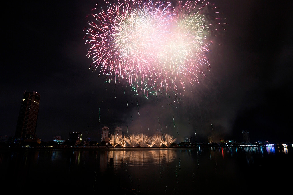 Nhịp cầu tình yêu của đội Đà Nẵng bắt đầu với giai điệu sáo flute mềm mại, nhịp nhàng đưa khán giả vào một miền đất của tình yêu, khiến họ đắm chìm trong thứ tình cảm kỳ diệu của con người với con người.