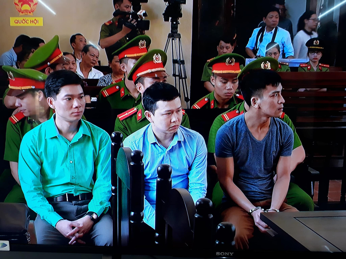 Ngo ngang ly do hoan phien toa xet xu bac si Hoang Cong Luong